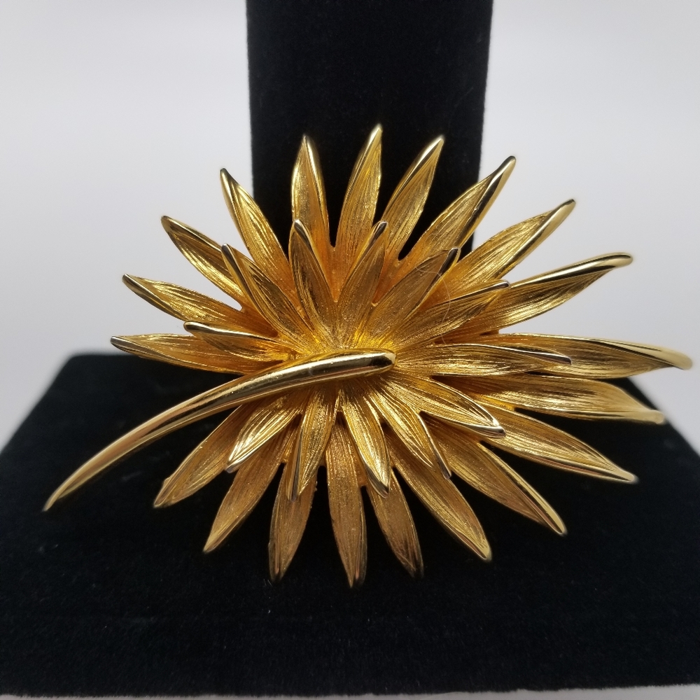Stunning vintage Gold tone brooch